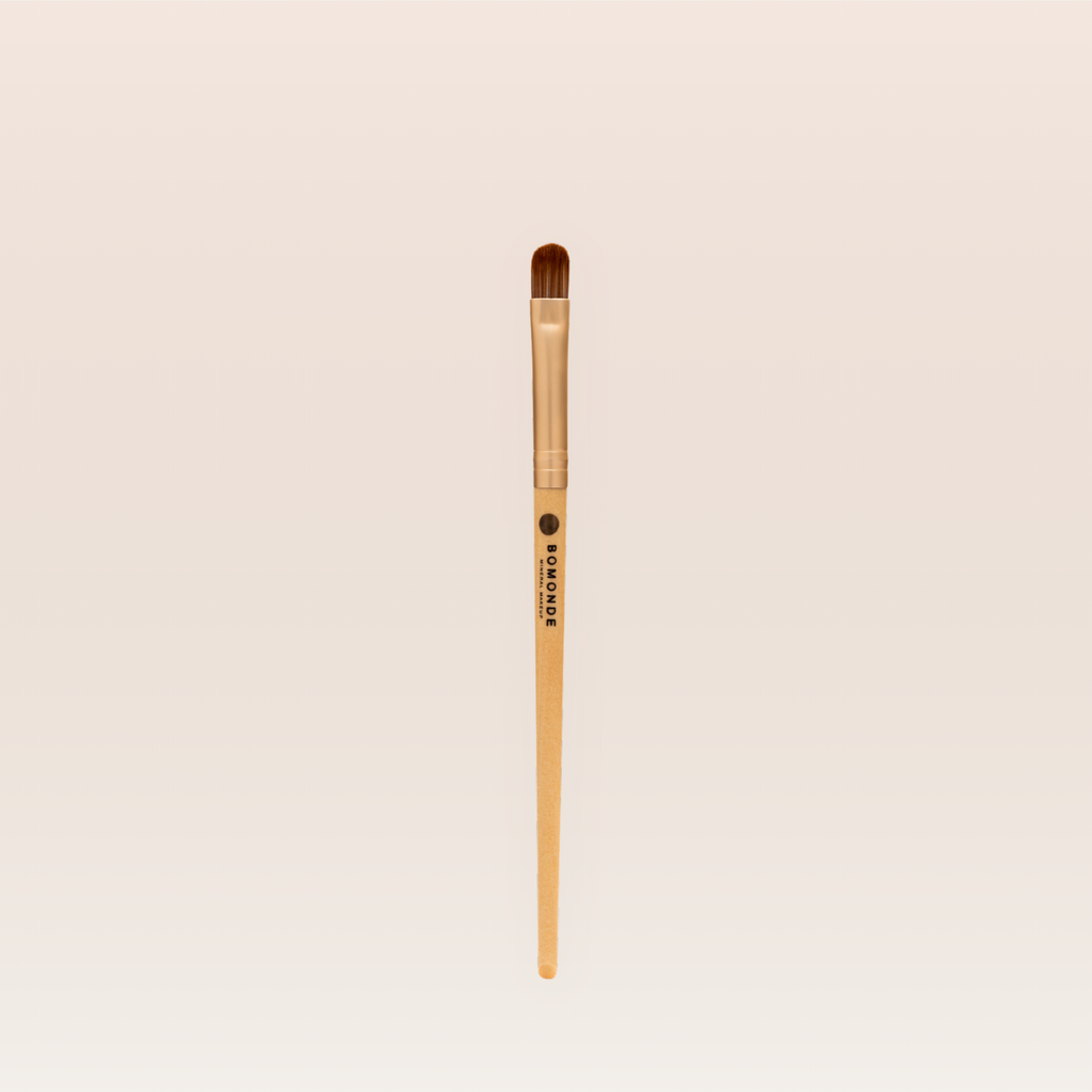 "Vegan flat eyeshadow brush for packing colour"
