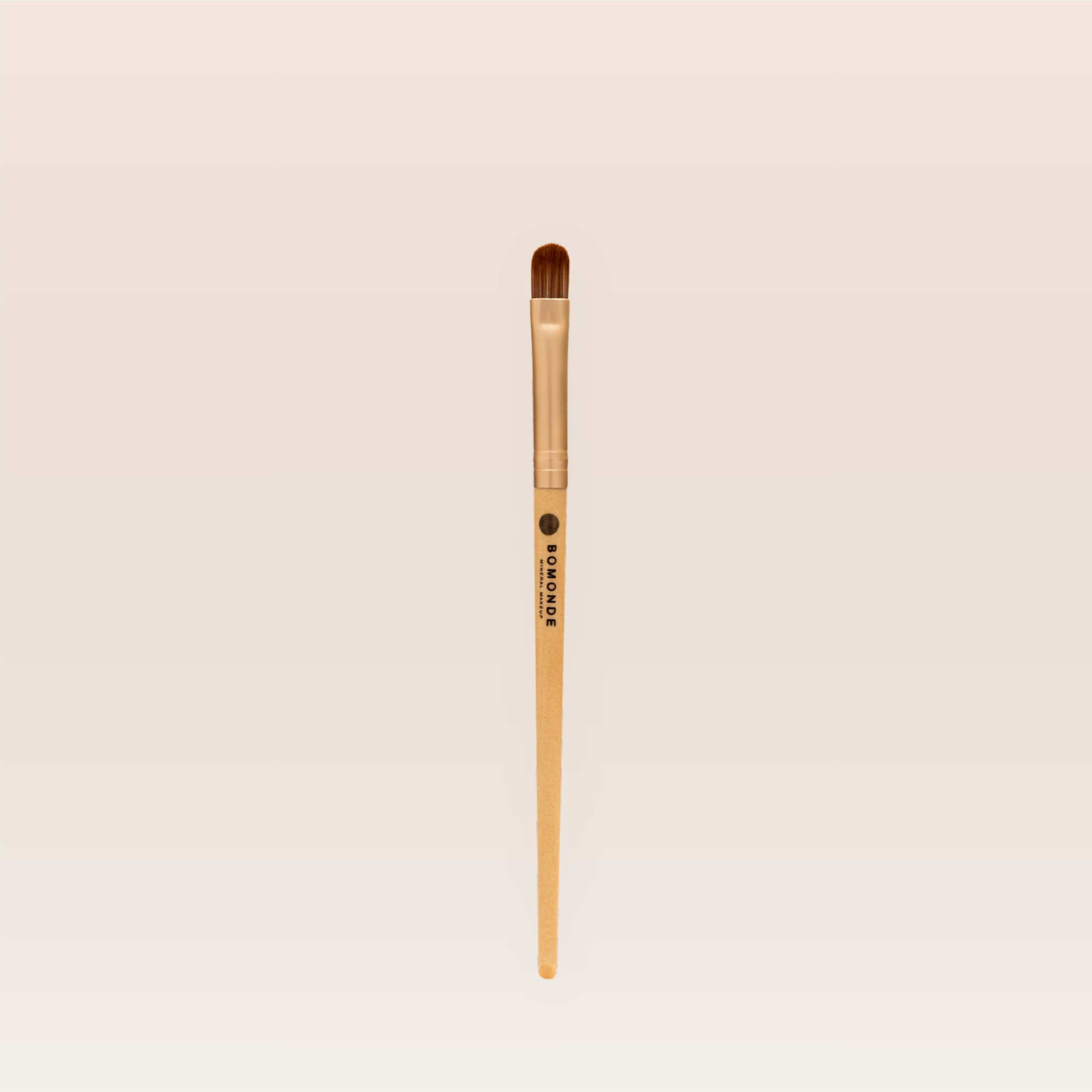 "Vegan flat eyeshadow brush for packing colour"