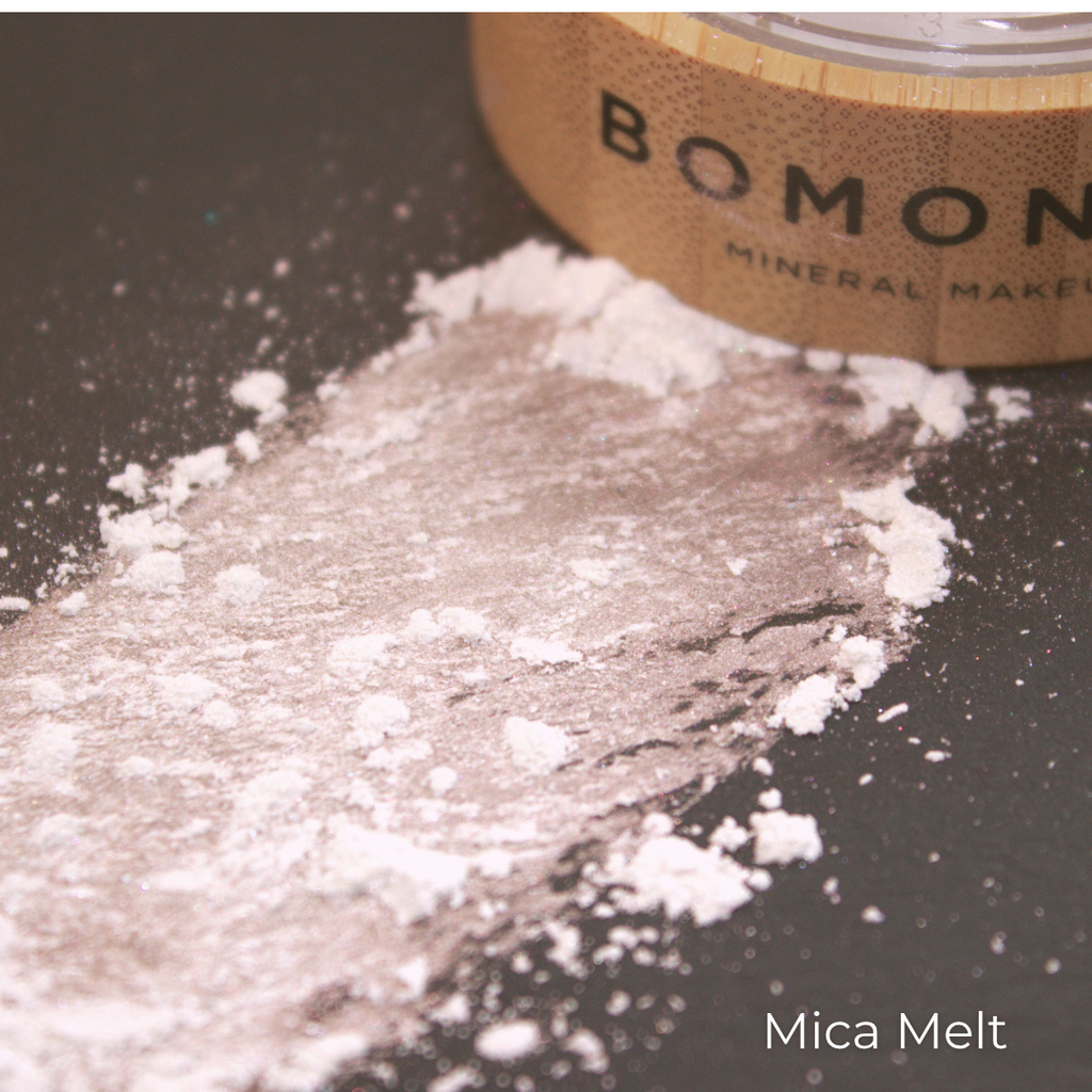 Vegan mineral highlighter shade 2 in refillable bamboo packaging for soft shimmer and glowing complexion