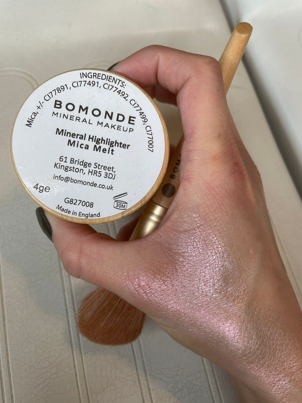 Mineral highlighter powder texture showing smooth shimmer and lightweight blendable formula