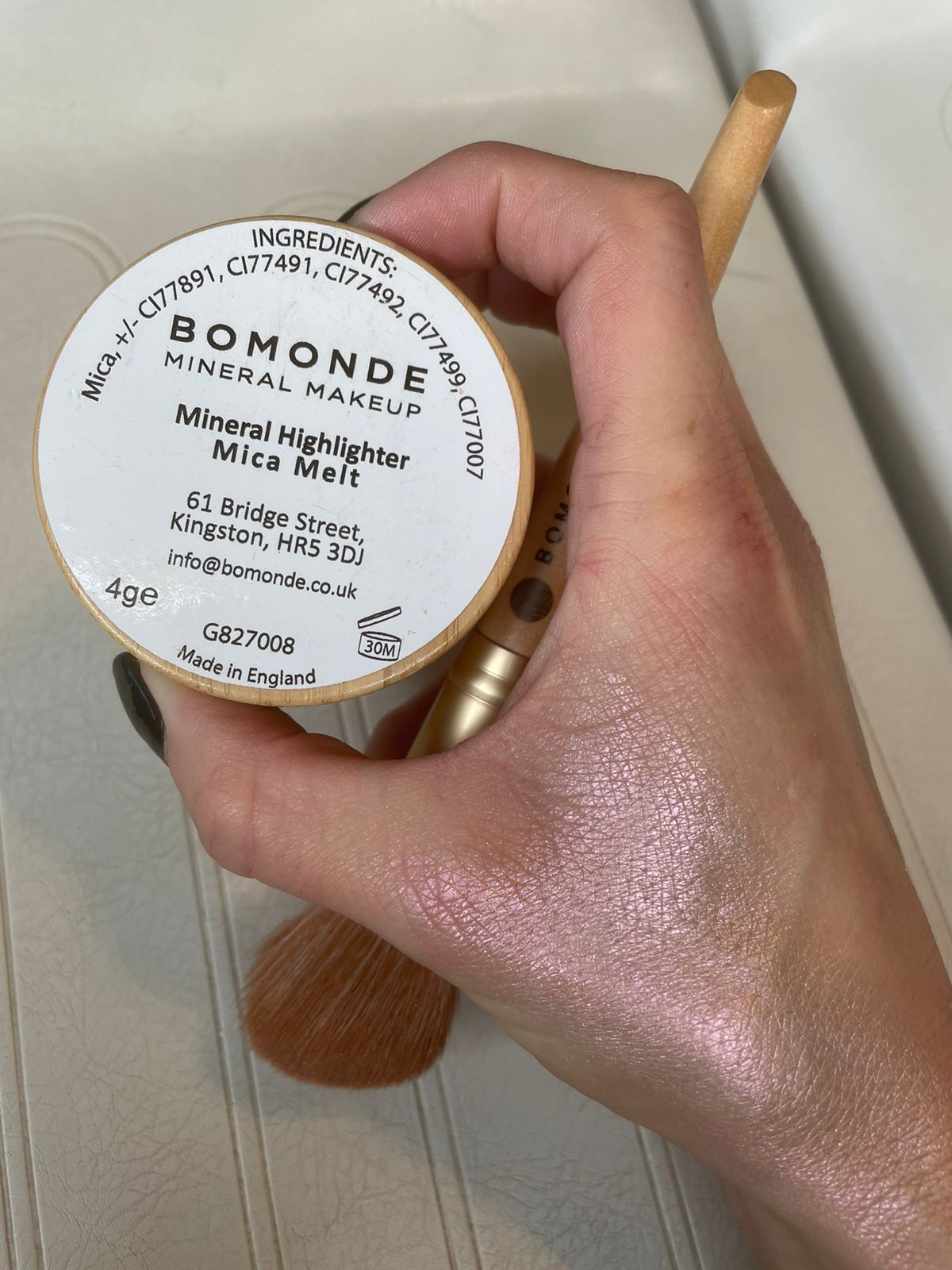 Mineral highlighter powder texture showing smooth shimmer and lightweight blendable formula