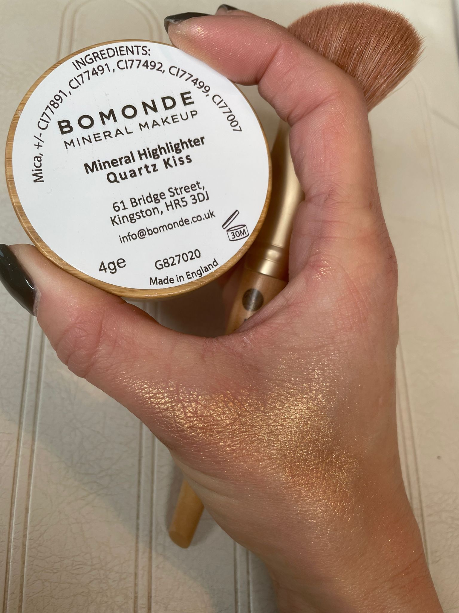 Mineral highlighter powder texture showing smooth shimmer and lightweight blendable formula